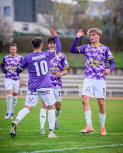 Jugadores del Palencia CF celebrando un gol en el campo