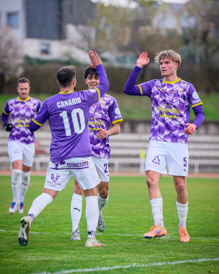 Jugadores del Palencia CF celebrando un gol en el campo