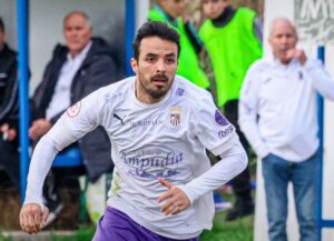 Jugador del Palencia CF corriendo durante un partido de fútbol