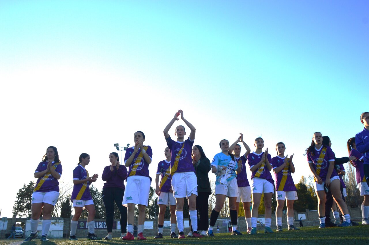 Jugadoras del Palencia Fútbol Femenino aplaudiendo tras un partido