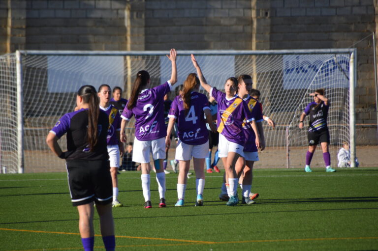 Jugadoras del Palencia Fútbol Femenino celebrando un gol en el campo