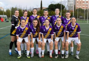 Equipo de fútbol femenino de Palencia posando en el campo