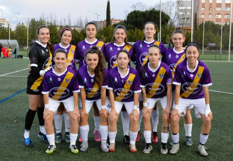 Equipo de fútbol femenino de Palencia posando en el campo
