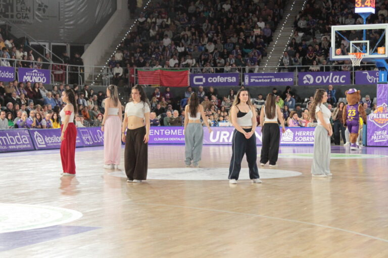 Bailarinas en el espectáculo durante un partido de baloncesto en Palencia