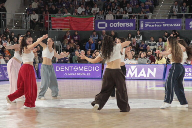 Bailarinas actuando durante un partido de baloncesto en Palencia.
