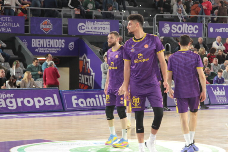 Jugadores del equipo de baloncesto de Palencia en la cancha