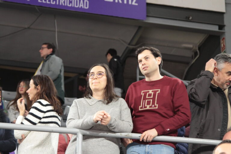 Espectadores en un partido de baloncesto en Palencia