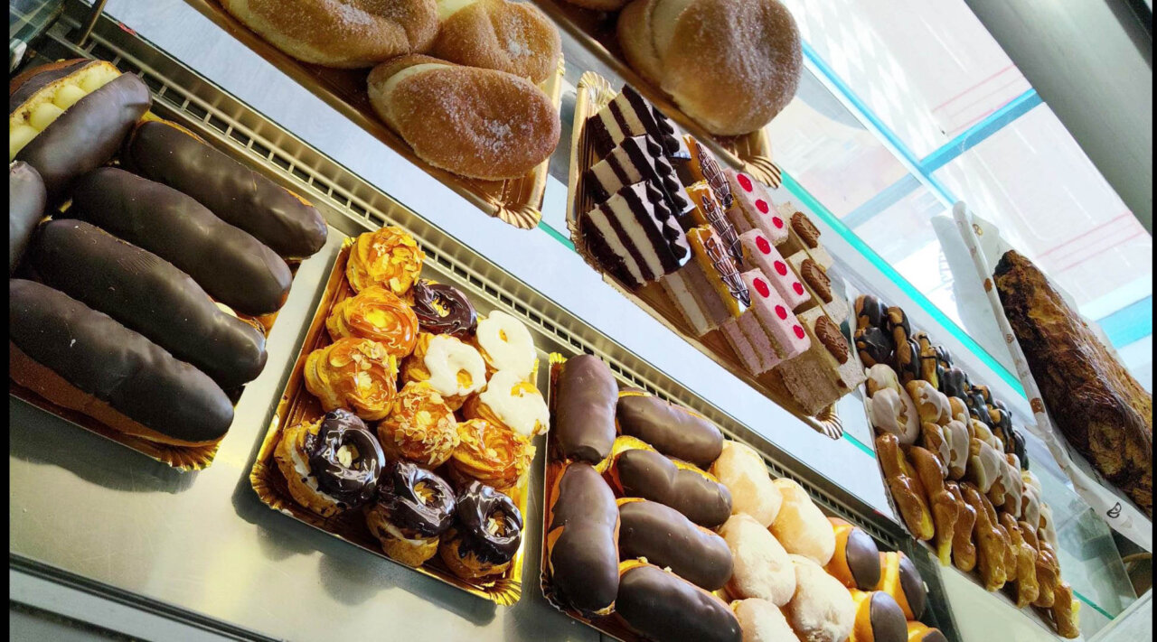 Variedad de pasteles y bollería en la Panadería Maruja de Villaumbrales