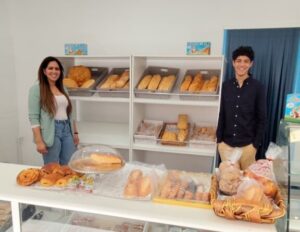 Interior de la panadería Maruja con productos de panadería y pastelería