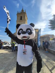 Persona disfrazada de panda en un evento cultural en Palencia