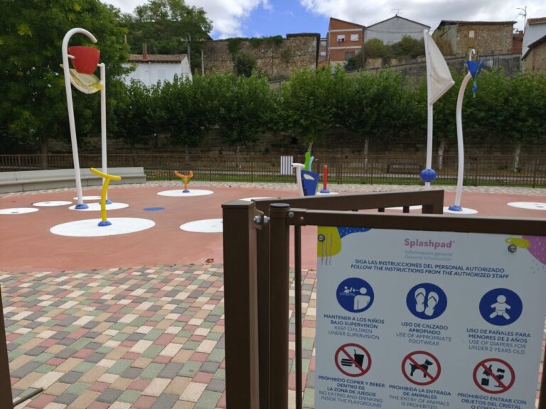 Zona de juegos acuáticos en Cubillas de Cerrato con estructuras coloridas