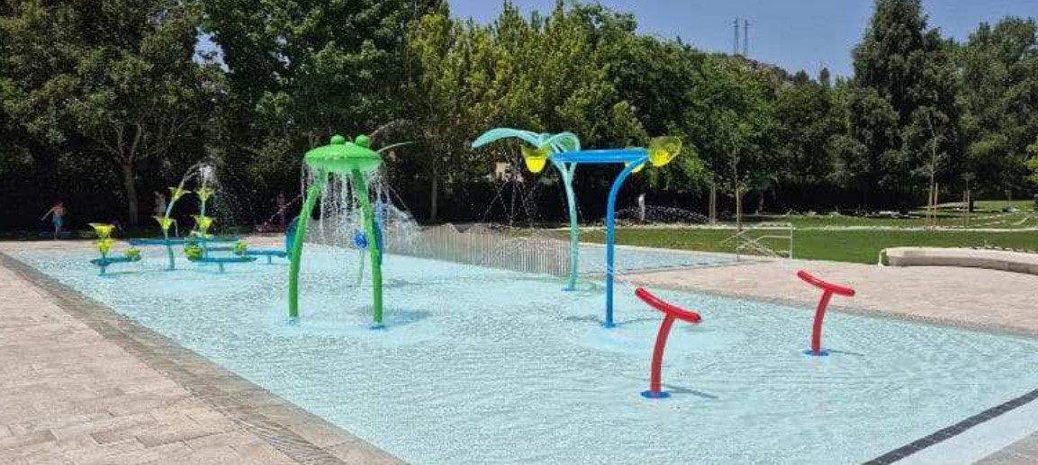 Parque acuático en Cubillas de Cerrato con juegos de agua coloridos