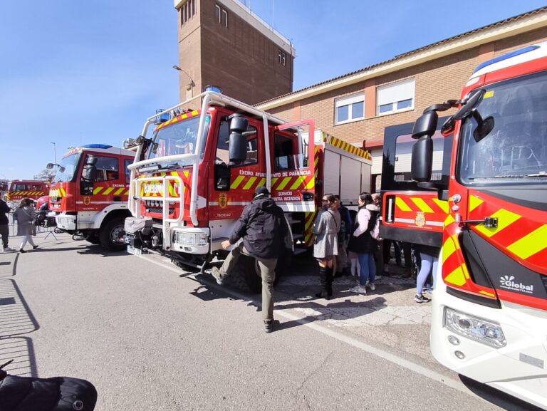 Camiones de bomberos en el Parque de Bomberos de Palencia