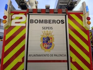 Camión de bomberos del Ayuntamiento de Palencia con distintivos visibles