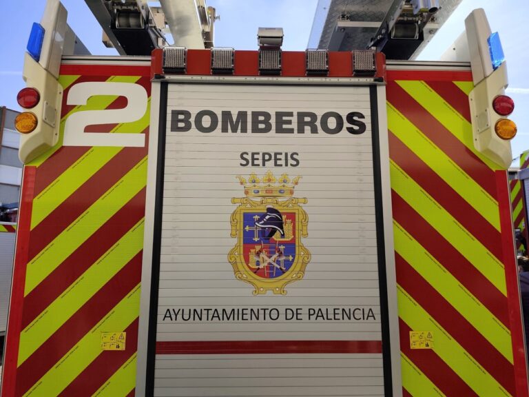 Camión de bomberos del Ayuntamiento de Palencia con distintivos visibles