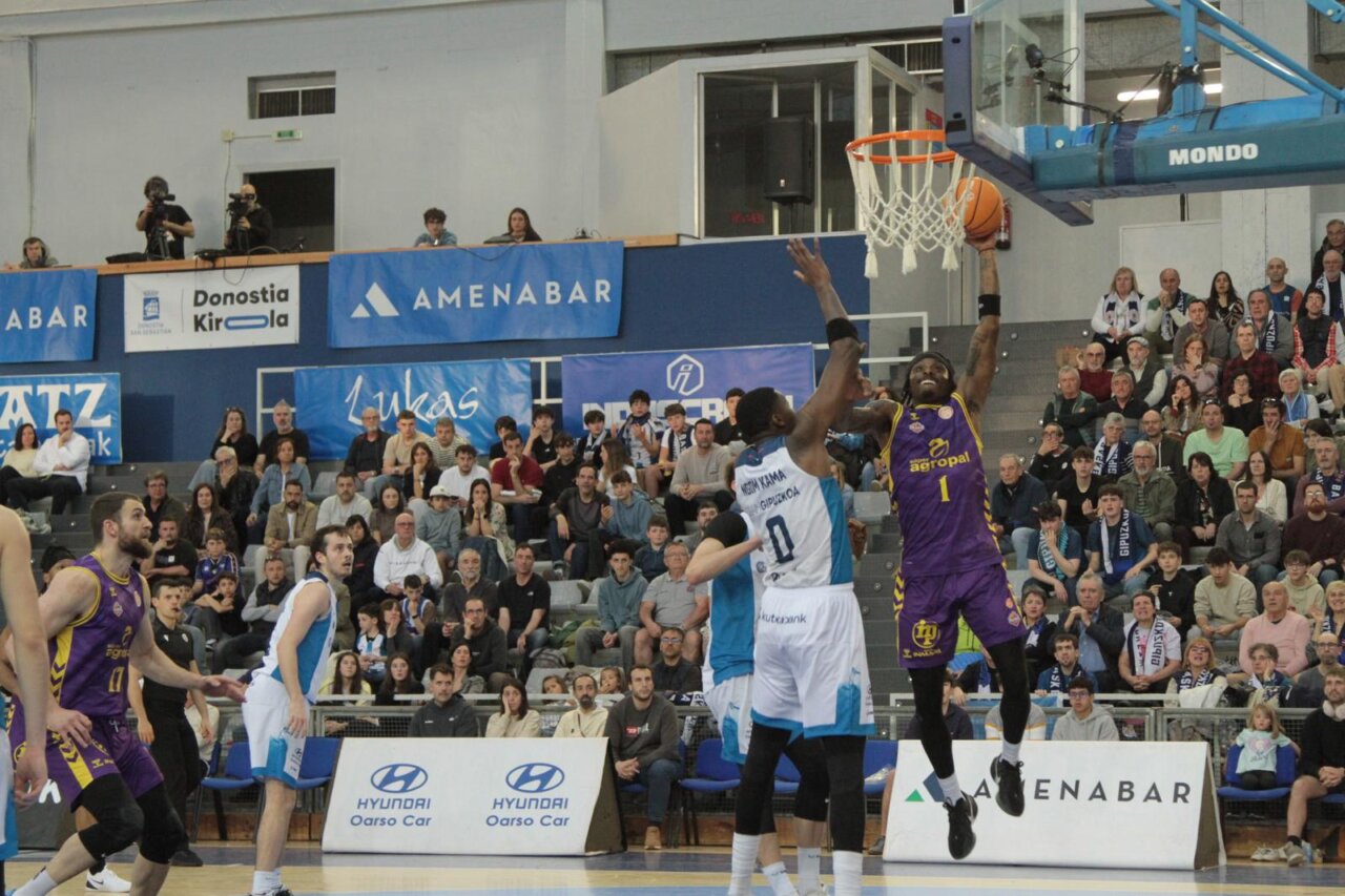 Jugadores de baloncesto en acción durante un partido en el Gasca