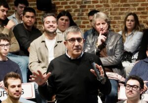 Patxi López hablando ante un grupo de jóvenes en un evento político