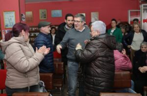 Patxi López interactuando con simpatizantes en Guardo