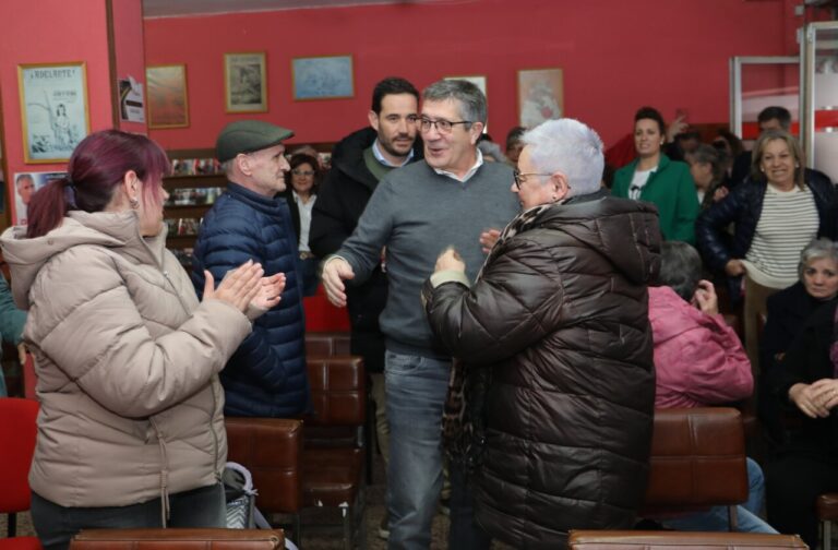 Patxi López interactuando con simpatizantes en Guardo