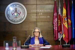 Pilar Garcés en la Universidad de Valladolid discutiendo la reducción de la burocracia