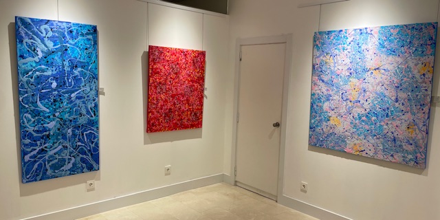 Obras abstractas de Juan Pedro López en la sala del Ateneo de Palencia