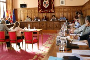 Reunión del Pleno del Ayuntamiento de Palencia discutiendo facturas pendientes de pago.