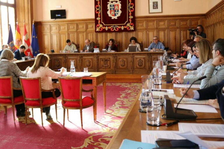 Reunión del Pleno del Ayuntamiento de Palencia discutiendo facturas pendientes de pago.
