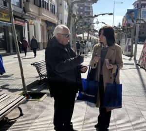Mercedes Cófreces hablando con un hombre mayor en la calle de Palencia