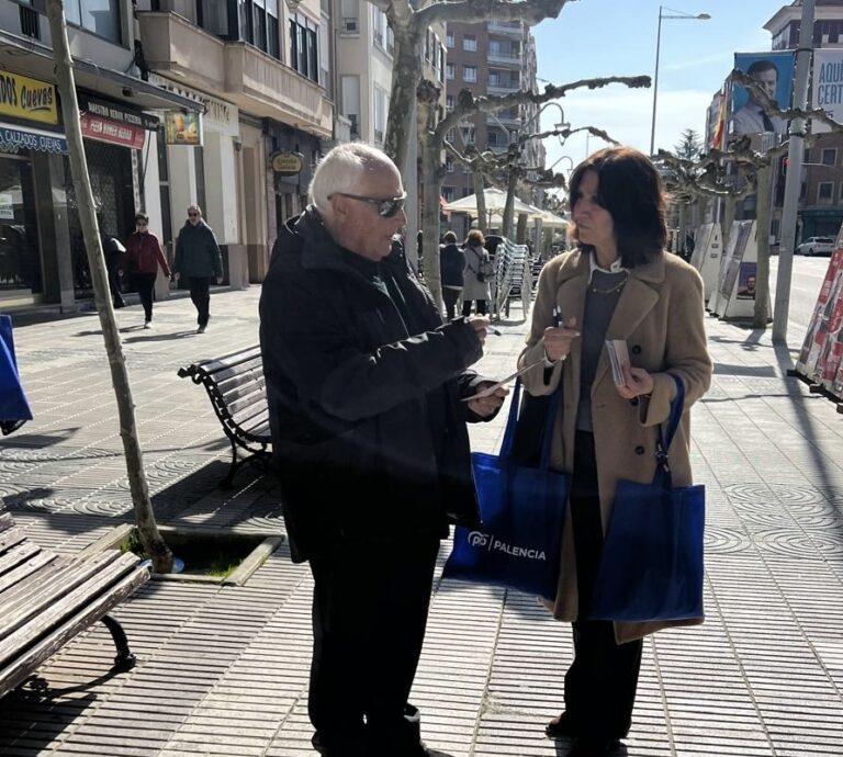 Mercedes Cófreces hablando con un hombre mayor en la calle de Palencia