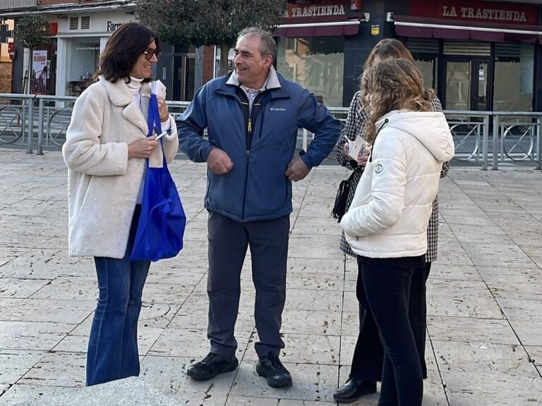 Grupo de personas conversando en la calle sobre propuestas del PP
