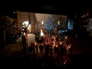 Multitud de personas con velas en la procesión del I Pregón Provincial en Herrera de Pisuerga