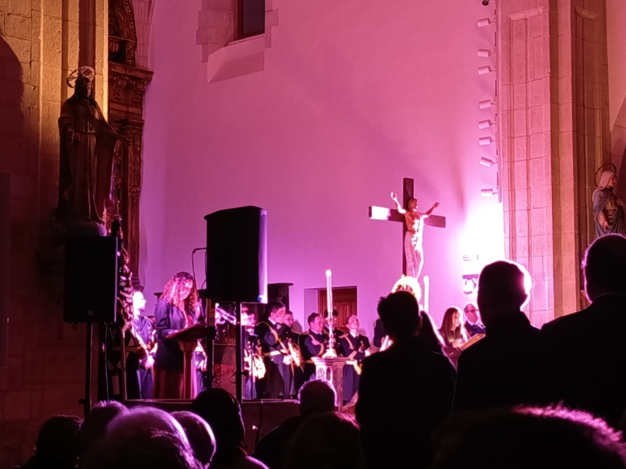 Acto del I Pregón Provincial en la iglesia de Santa Ana con presentadoras y cofrades.