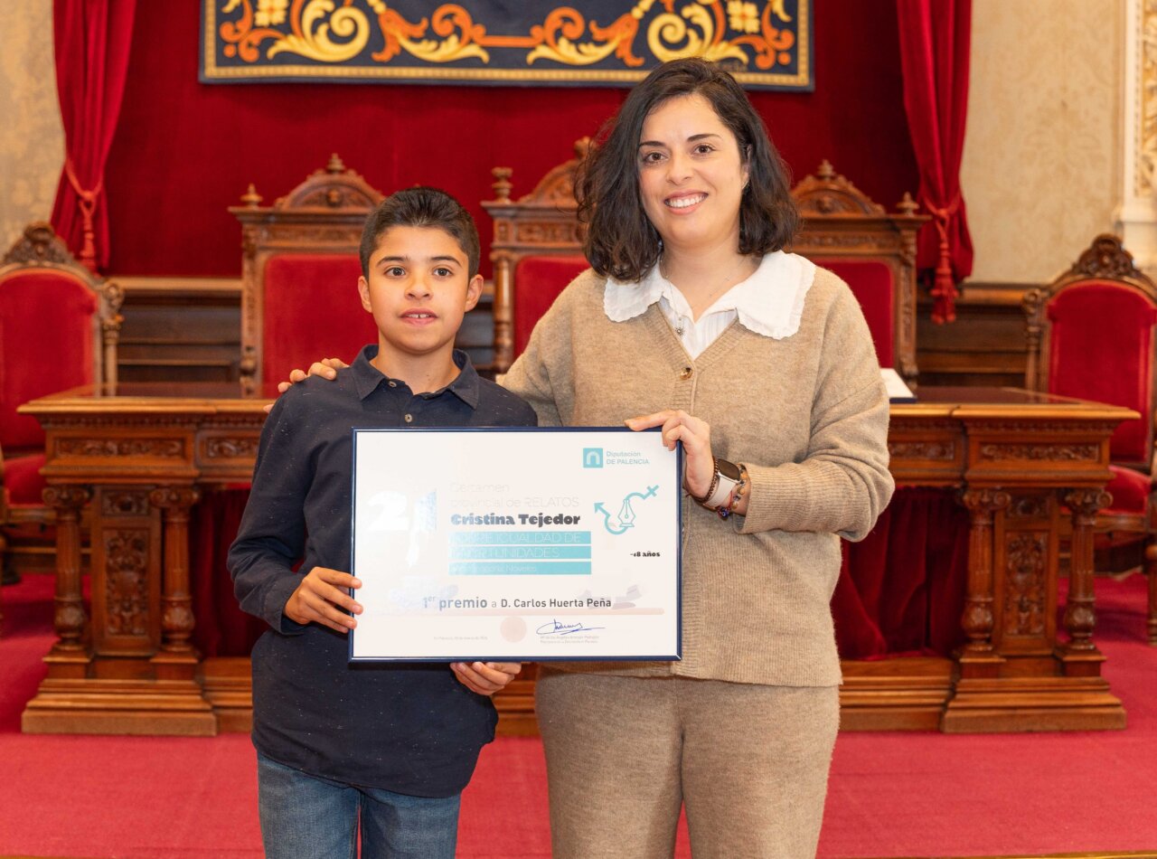 Carlos Huerta recibiendo un premio en un evento cultural