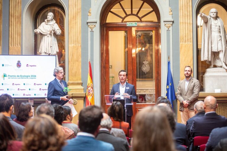 Jaime Olaizola recibiendo el Premio de Ecología 2026 en el Senado