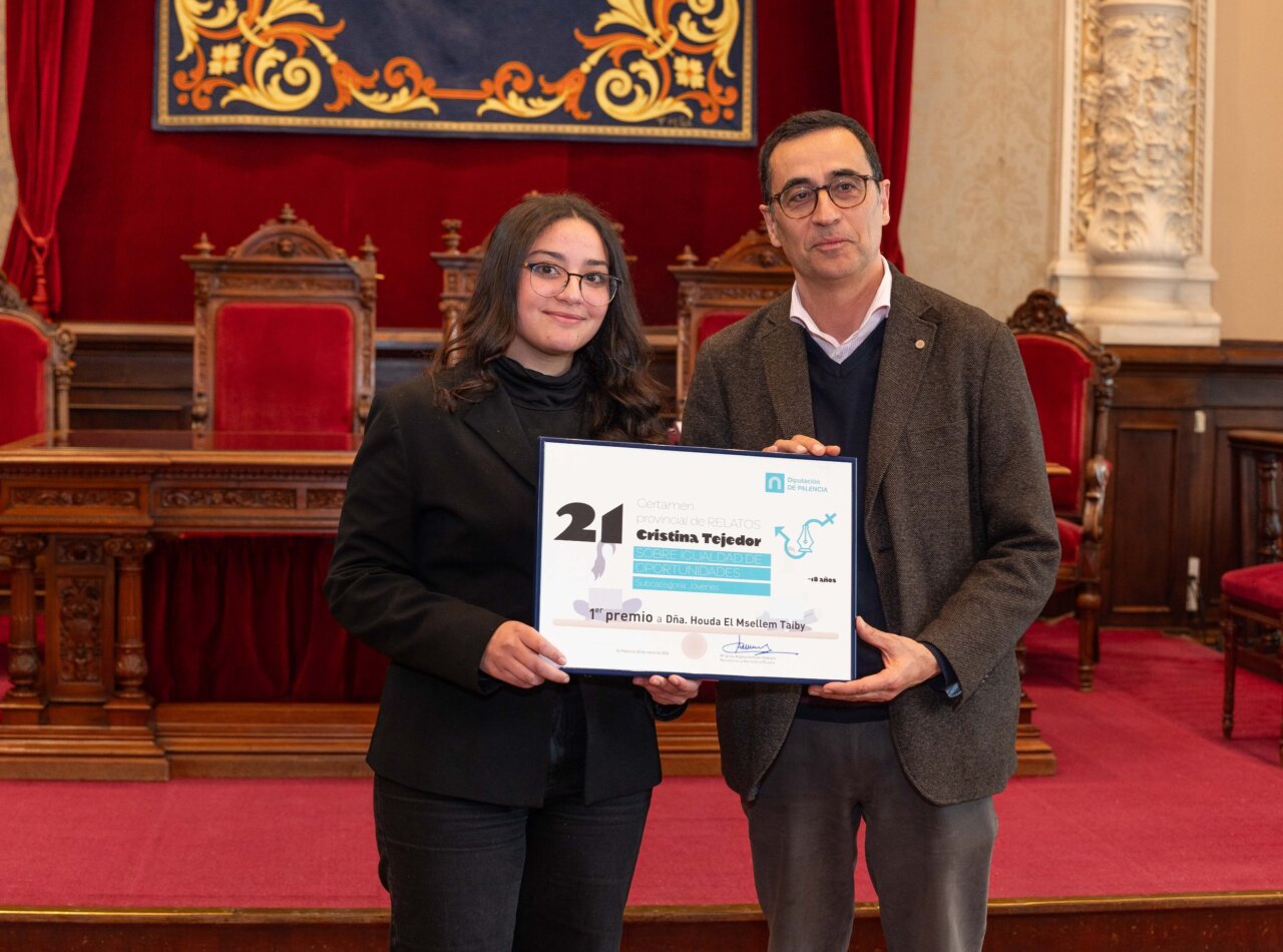 Houda El Msellem Taiby recibiendo un premio en un acto oficial
