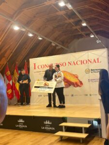 Laura Mancebo recibiendo premio en concurso de torrijas en Palencia