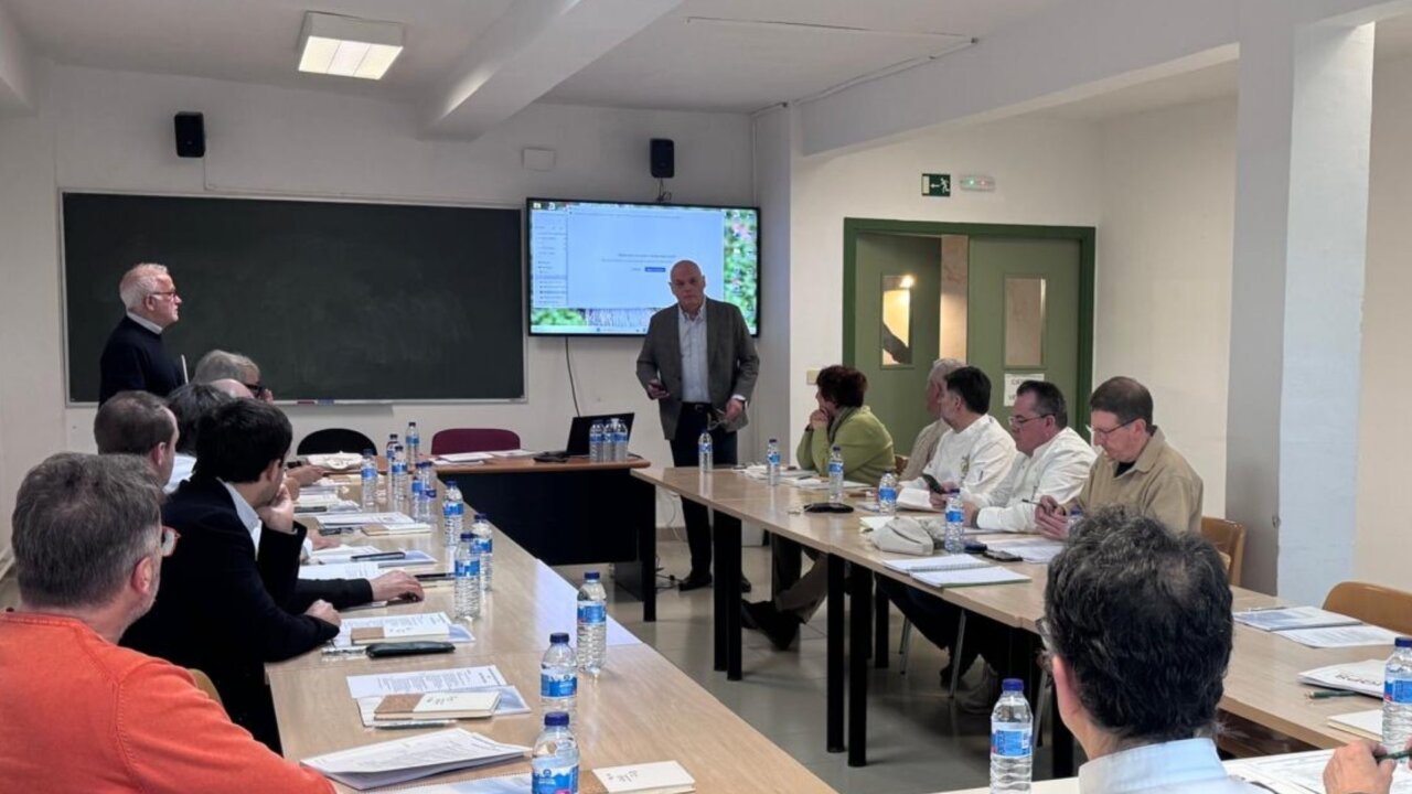 Reunión en CETECE sobre el proyecto IQPS con varios asistentes