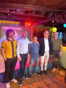 Grupo de personas en la presentación del concurso Palausa Sonora