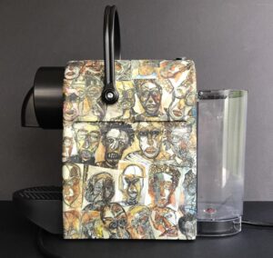 Cafetera decorada con retratos artísticos en el certamen Proarte