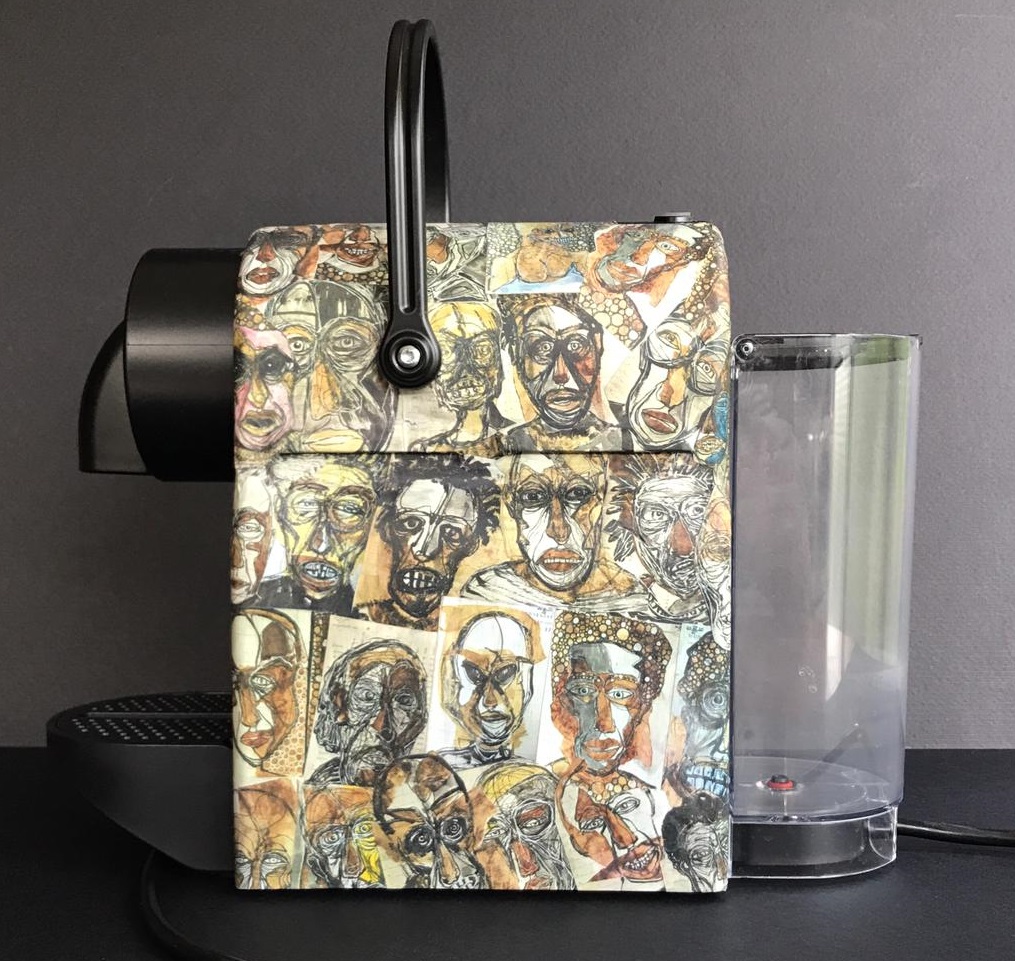 Cafetera decorada con retratos artísticos en el certamen Proarte