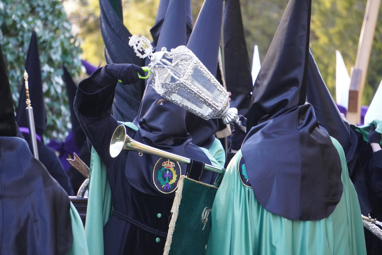 Participantes en la procesión del Rosario del Dolor en Palencia