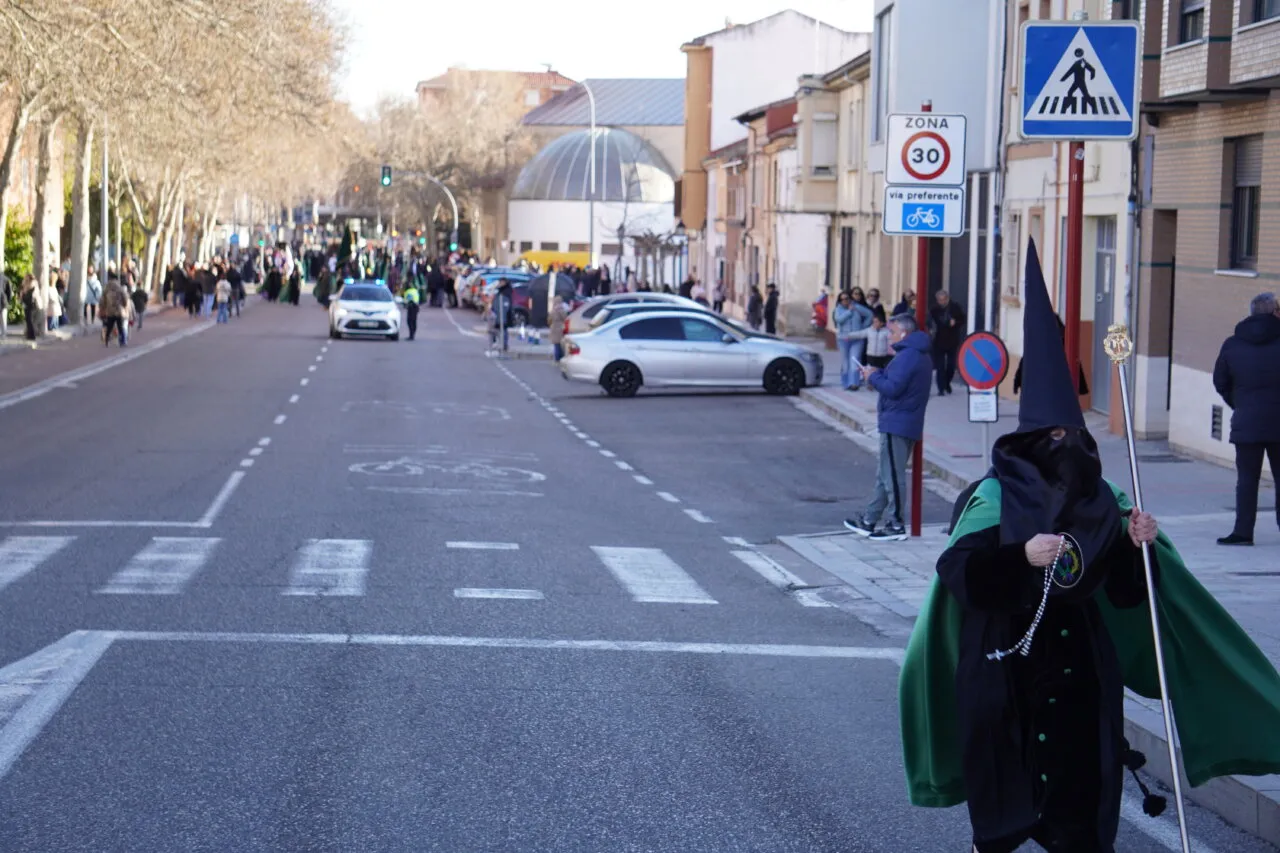 Cofrade con capa y capirote en la procesión del Rosario del Dolor en Palencia