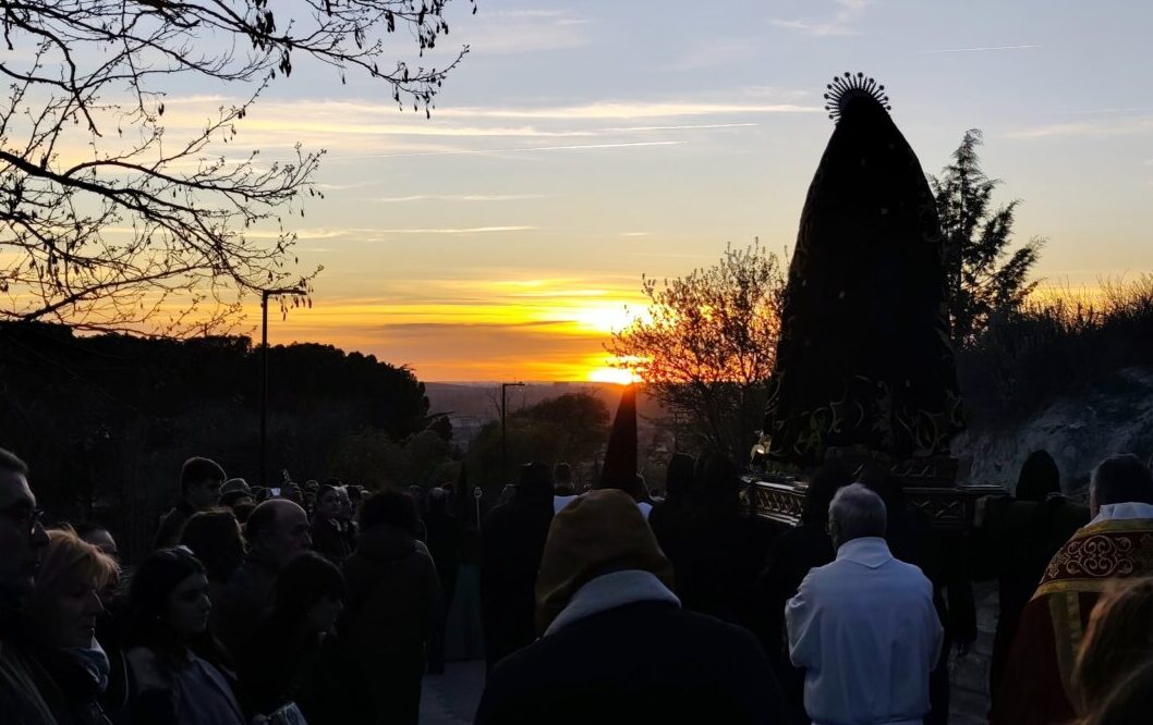 Procesión del Rosario del Dolor al atardecer en Palencia
