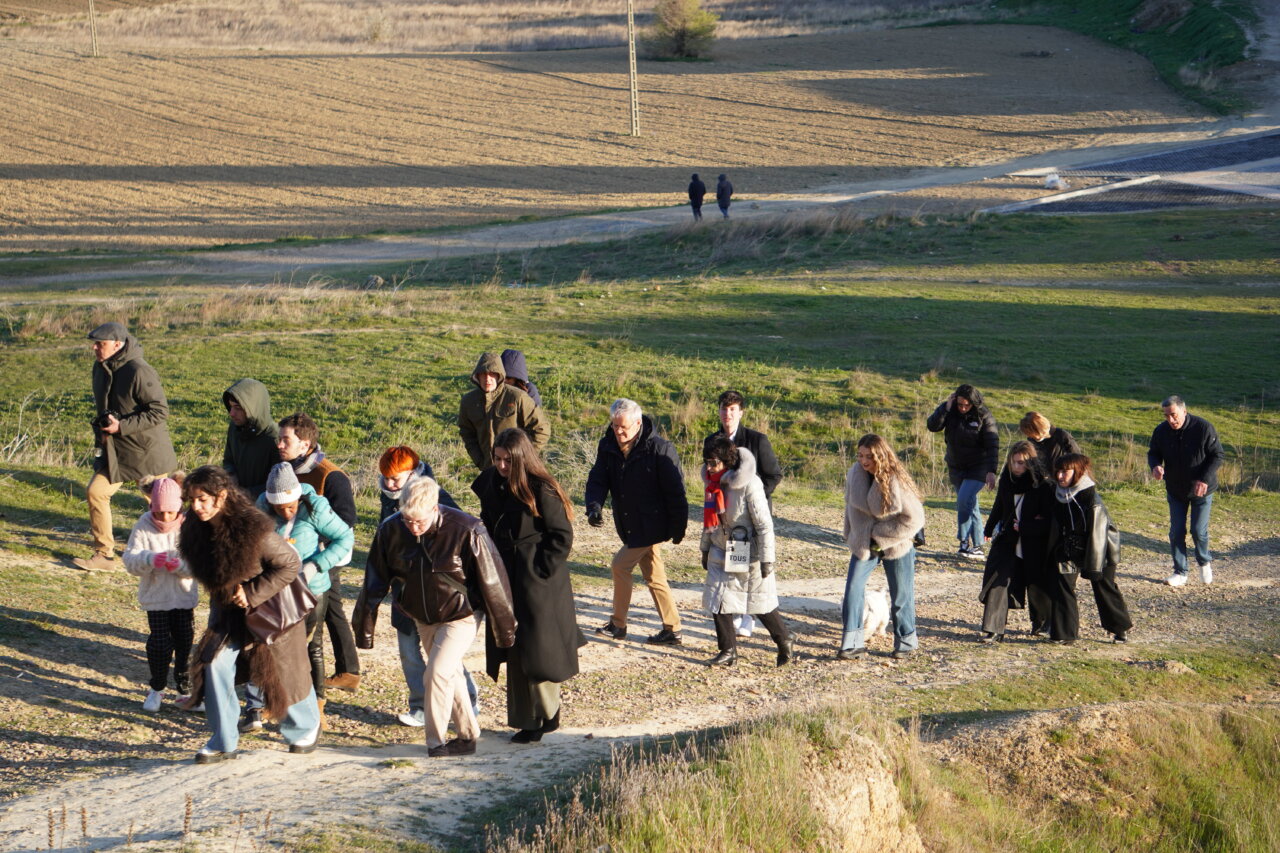 Grupo de personas caminando en la procesión del Rosario del Dolor en Palencia.