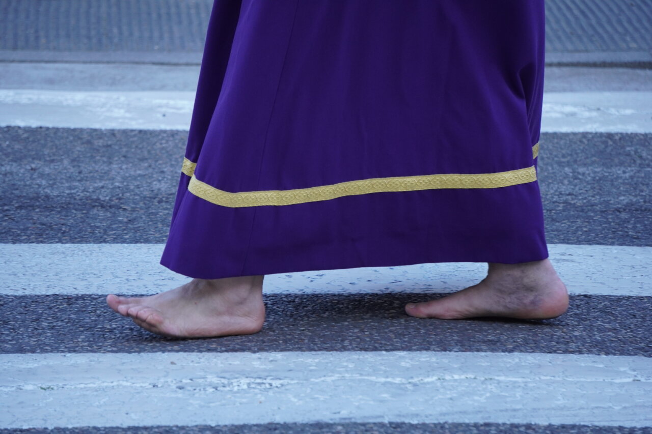 Pies descalzos de un penitente en la procesión del Rosario del Dolor