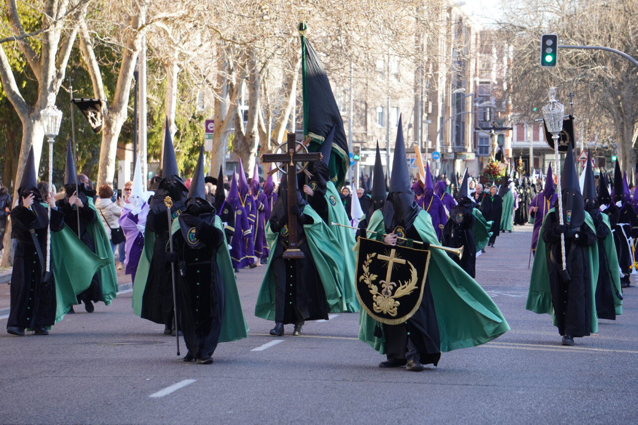 Participantes en la procesión del Rosario del Dolor en Palencia