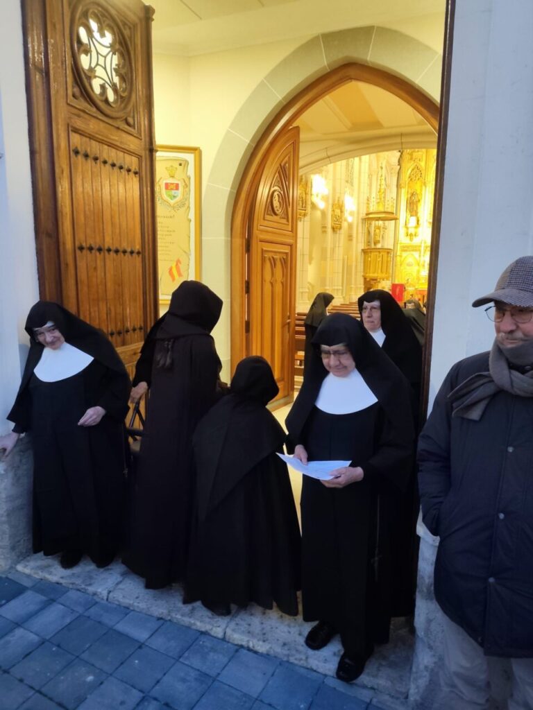 Monjas de la Hermandad Franciscana en la procesión del Sábado de Dolores