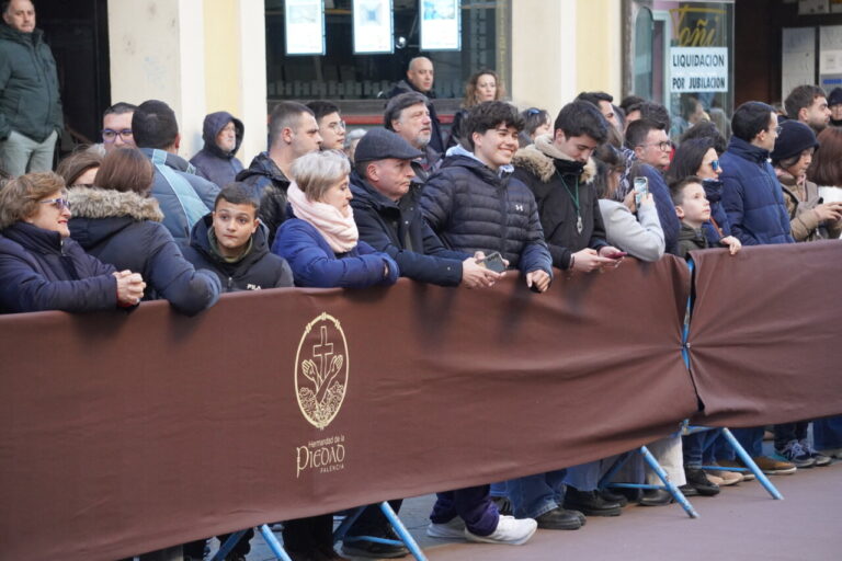 Multitud de personas en la procesión del Sábado de Dolores en Palencia