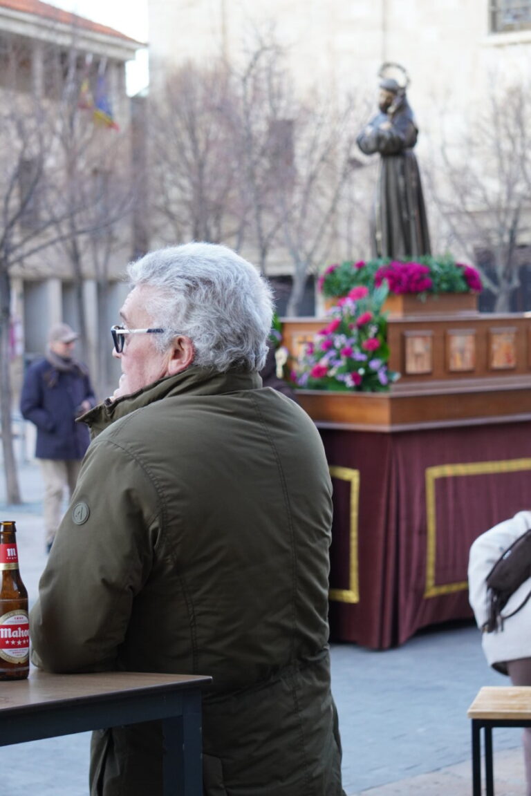 Hombre observando la procesión del Sábado de Dolores en Palencia