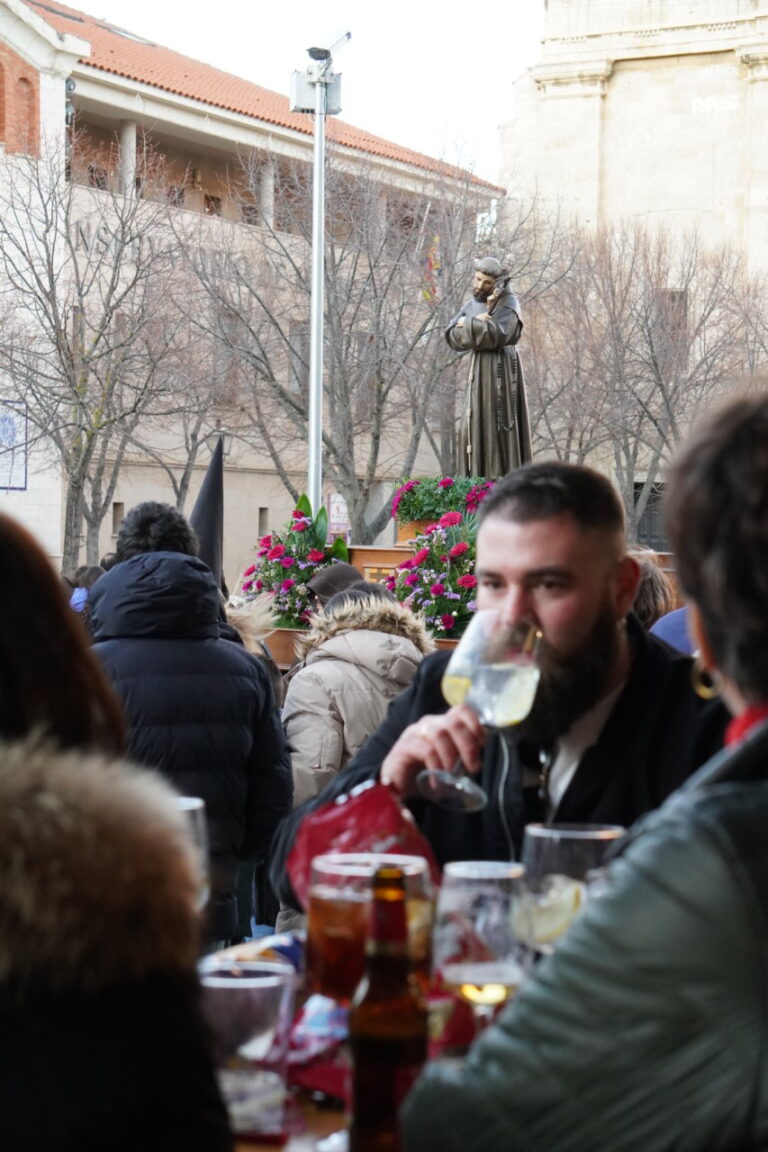 Participantes en la procesión del Sábado de Dolores en Palencia
